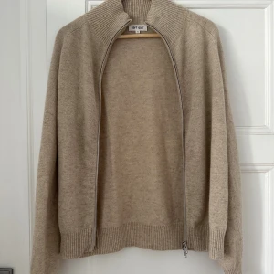 Soft Goat Hel Zip - Säljer en beige kofta från Soft Goat. Använd 2-3 gånger, säljer på grund av den är lite för liten för mig. Sitter snarare som XS. 