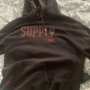 Supply and demand hoodie - En fet hoodie som de it finns så många av. Går knappt att hitta. De är i bra skick och väldigt fet hoodie!