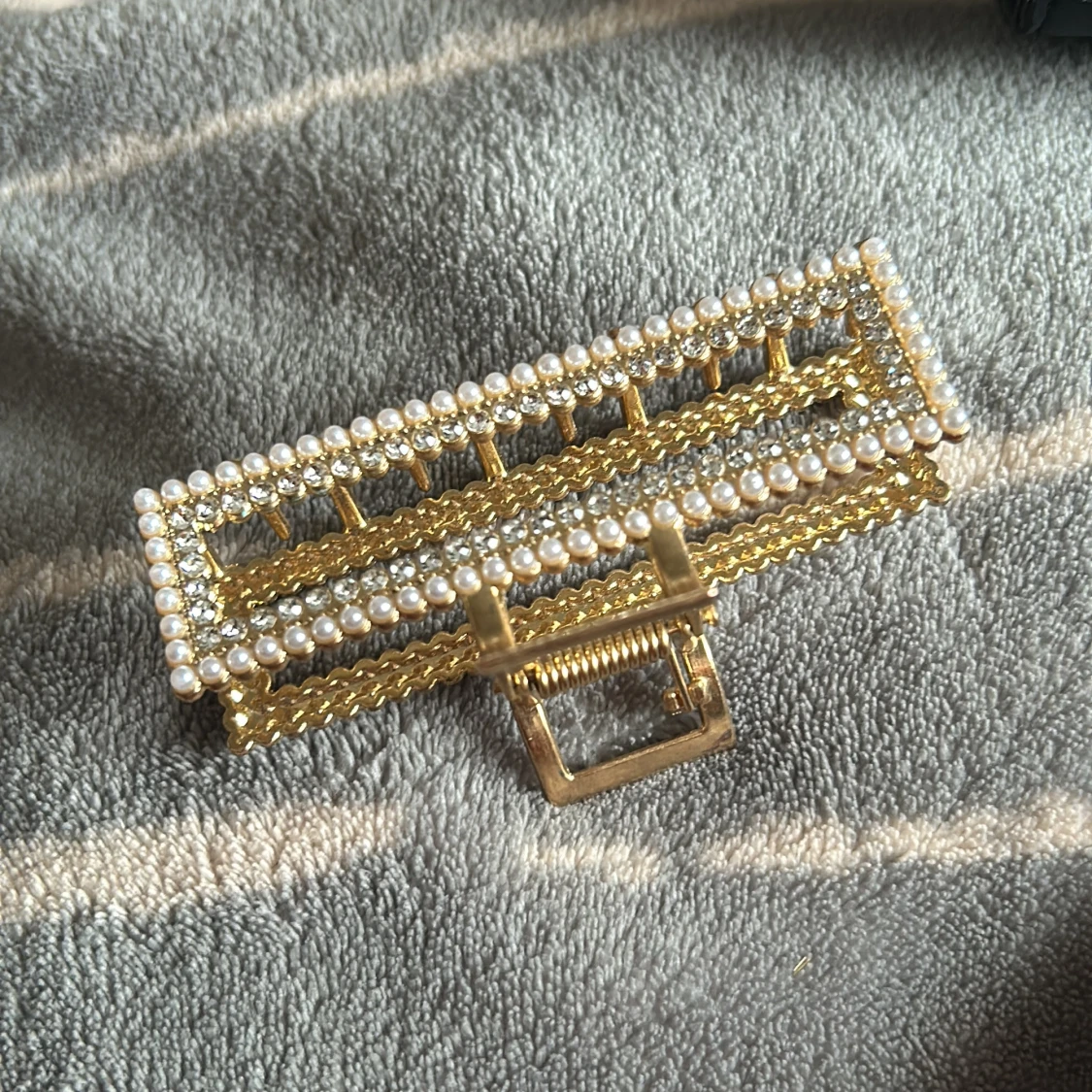 Guldig hårklämma med pärlor och strass - 1