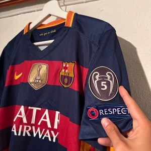 Barcelona Jersey Neymar stlk S - Retro Jersey från prime barcelona bra skick med alla olika badges och namn tryck på ryggen! 