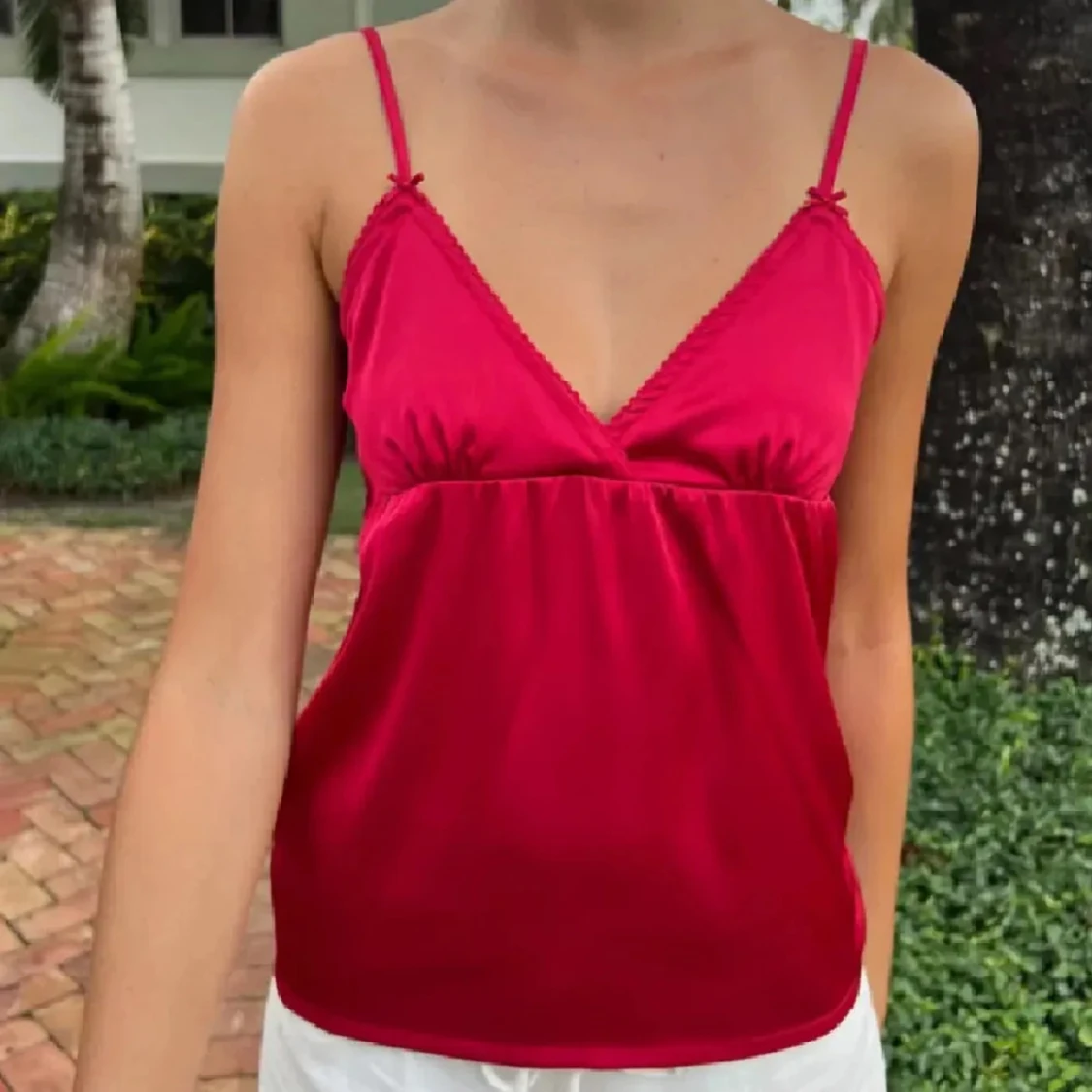 Röd linnetopp med smala axelband