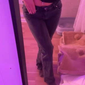 Grå jeans med fickor  - Snygga grå jeans 