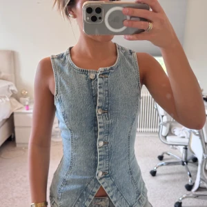 Ljusblå jeansväst från Perfect Jeans - Säljer en ljusblå jeanstopp från Gina Tricot. Nytt skick då jag aldrig använt💘💘Pris kan diskuteras 