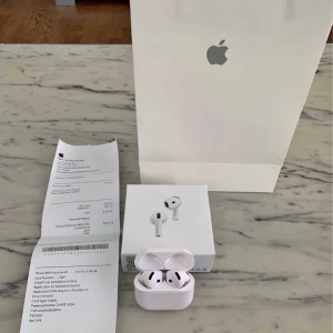 AirPods 4 (ANC) - Säljer mina AirPods 4 ANC med aktiv brusreducering. Hörlurarna är i perfekt skick och har bara använts en enda gång, så de är i princip som nya. Köpta för 2000 kr, men säljs nu för 1200 kr.  AirPods 4 erbjuder suverän ljudkvalitet med tydligt och klart ljud, kraftfull bas och effektiv brusreducering som gör att du kan njuta av musik, videos och samtal utan störande ljud från omgivningen. De har en bekväm och säker passform och har lång batteritid. 