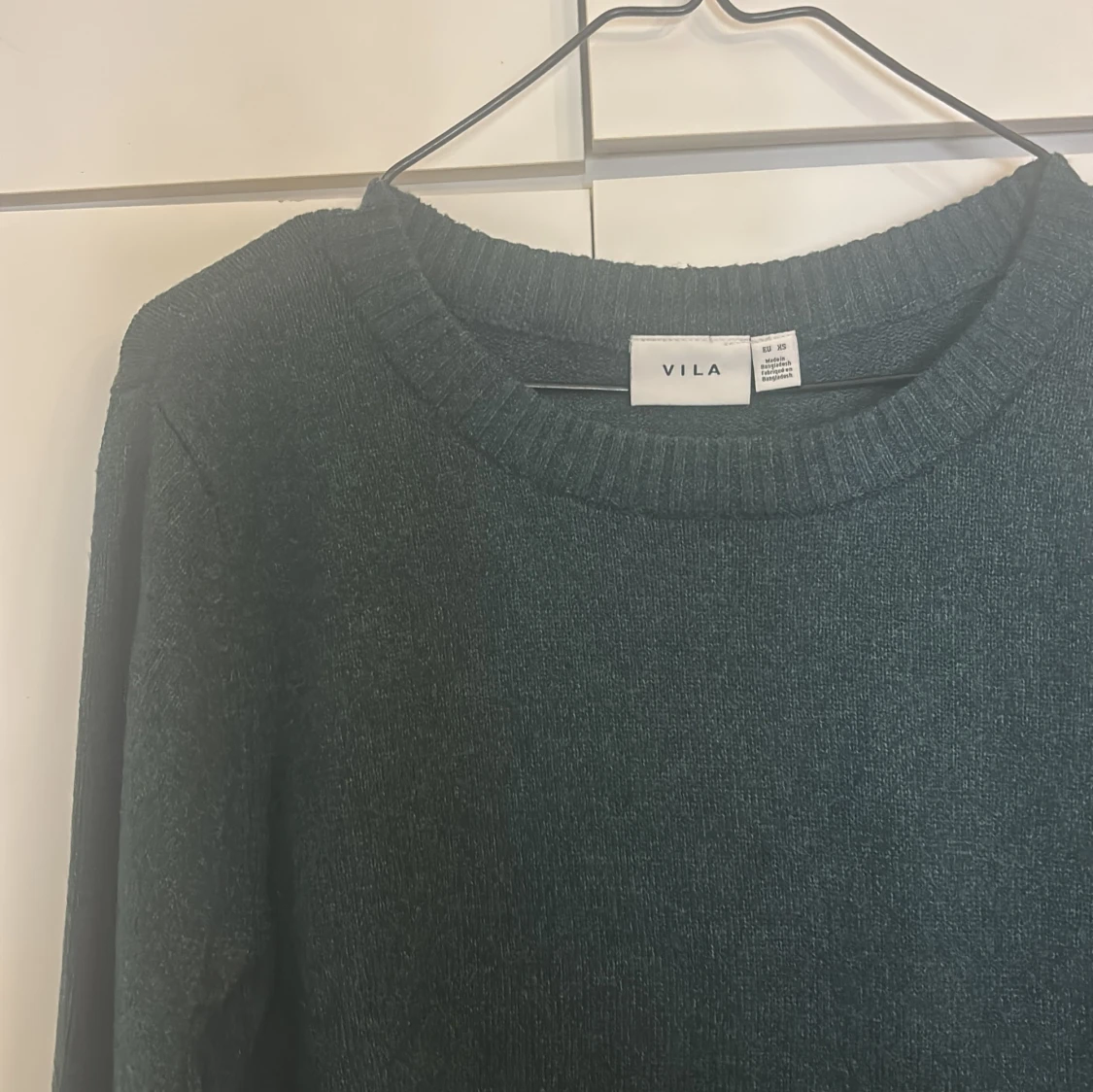 Mörkgrön stickad tröja från Vila - 1