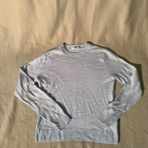 Uniqlo Kashmir tröja  - Tjabba! Säljer nu denna Uni qlo Kashmir tröjan i storleken S! Den är i ett bara skick 8/10, inga defekter! Om ni undrar något är det bara att höra av sig!😁