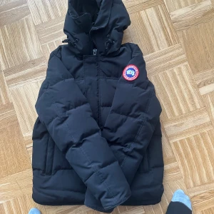 Svart dunjacka från Canada Goose - Säljer min canada gosses jacka svart, inga skador helt nytt skick i storlek L.    Om du undrar något skriv bara