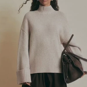 Beige stickad polotröja med ribbade detaljer - Slutsåld! Deras premium collection, nypris: 1000kr!