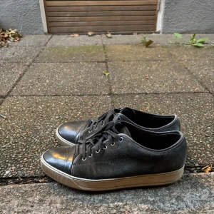 Lanvin skor - Säljer nu mina Lanvins som är smutsiga men fortfarande i bra skick. Om någon vill flippa de eller vidare är det de perfekta för dig. Vill bli av med dem då jag haft de ett tag. Storlek är 45-46 med färgen elefant gray