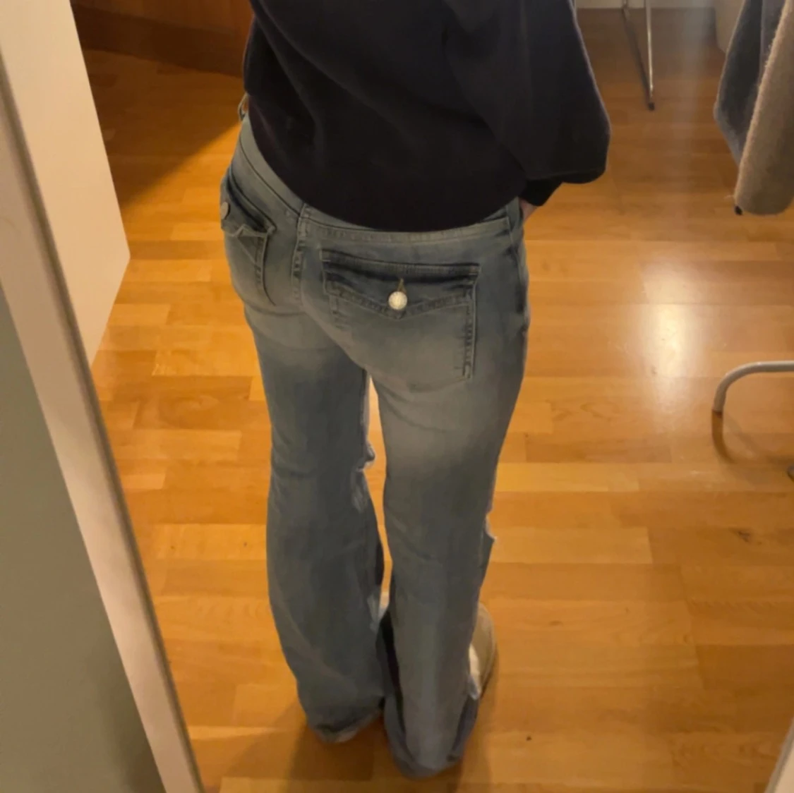 Ljusa jeans med slitningar