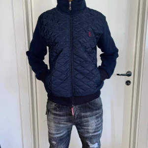 Polo Ralph lauren tröja strl S - Helt ny.fin replika med grym kvalitet. Modellen är 175cm, väger 67 kg, Bär S i bilden. Pris: 1299kr. Först till kvarn som gäller. Skickas direkt inom 24h