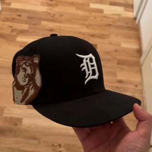 New Era keps - Säljer min New era Fitted cap eftersom inte använder den så ofta.  Storlek 7 5/8 (60.6cm)