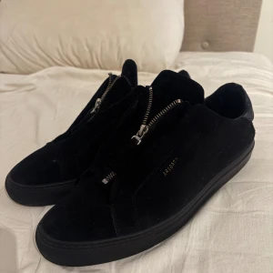 Axel Arigato Clean 90 Zip - All black Axel Arigato Clean 90 Zip sneakers, storlek 45. I bra skick. Skopåse från Axel Arigato ingår, men originalkartongen finns inte kvar. Kan gå med på lite lägre vid snabb affär. 
