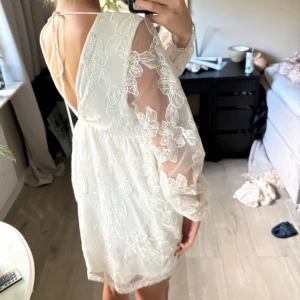 vit student klänning - Superfin vit kortklänning med v-ringning och öppen rygg, passar alldeles perfekt till studenten eller midsommar.