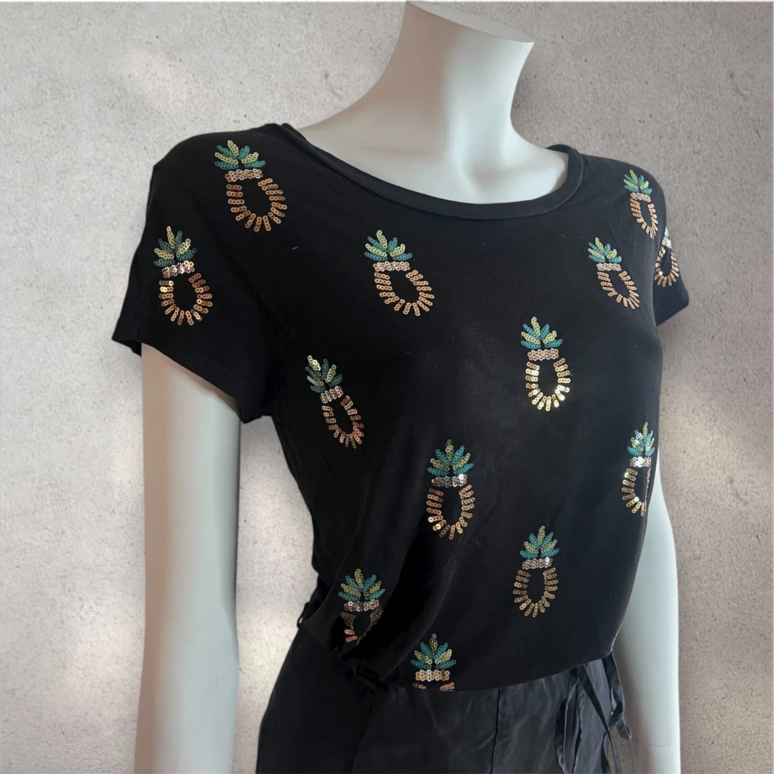 H&M Svart t-shirt med paljettananas - 2