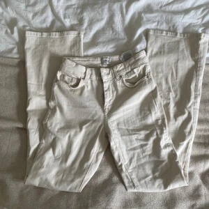 Beige jeansbyxor från ONLY, S/32 - Snygga beige jeansbyxor från ONLY i klassisk femficksmodell. Byxorna har raka ben och normal passform, tillverkade i bomull med lite elastan för extra komfort. Perfekta för dig som gillar en stilren och enkel look.