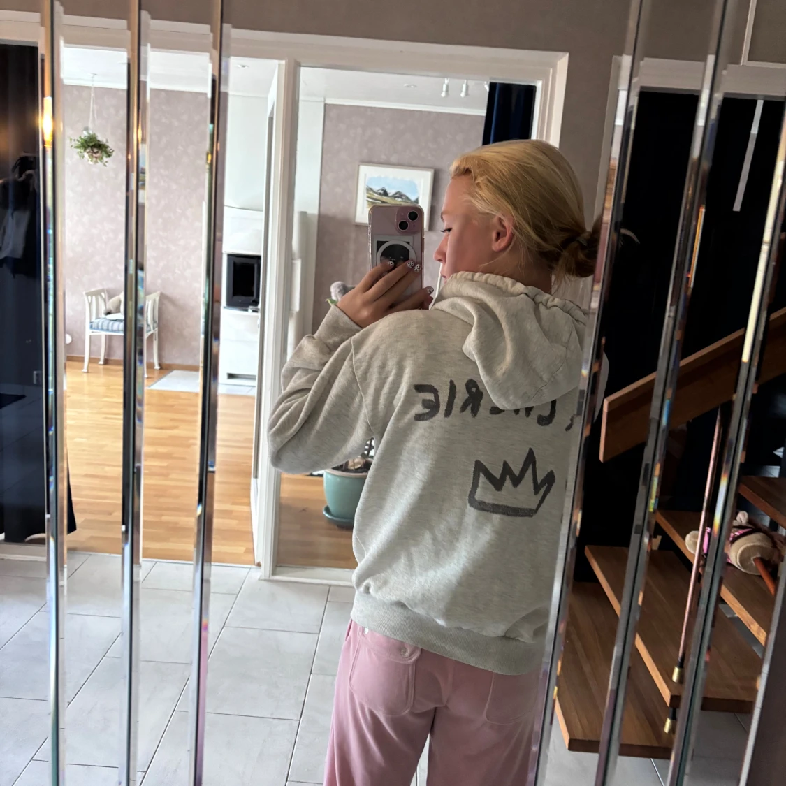 Ljusgrå hoodie med tryck och huva - 1