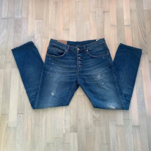 Dondup jeans - Säljer dessa asfeta jeans med sinnessjukt snygga slutningar. Modellen på byxorna är Roland och sitter ganska avslappnat. Jeansens skicka är väldigt bra! Hör av dig vid minsta fundering!🤗