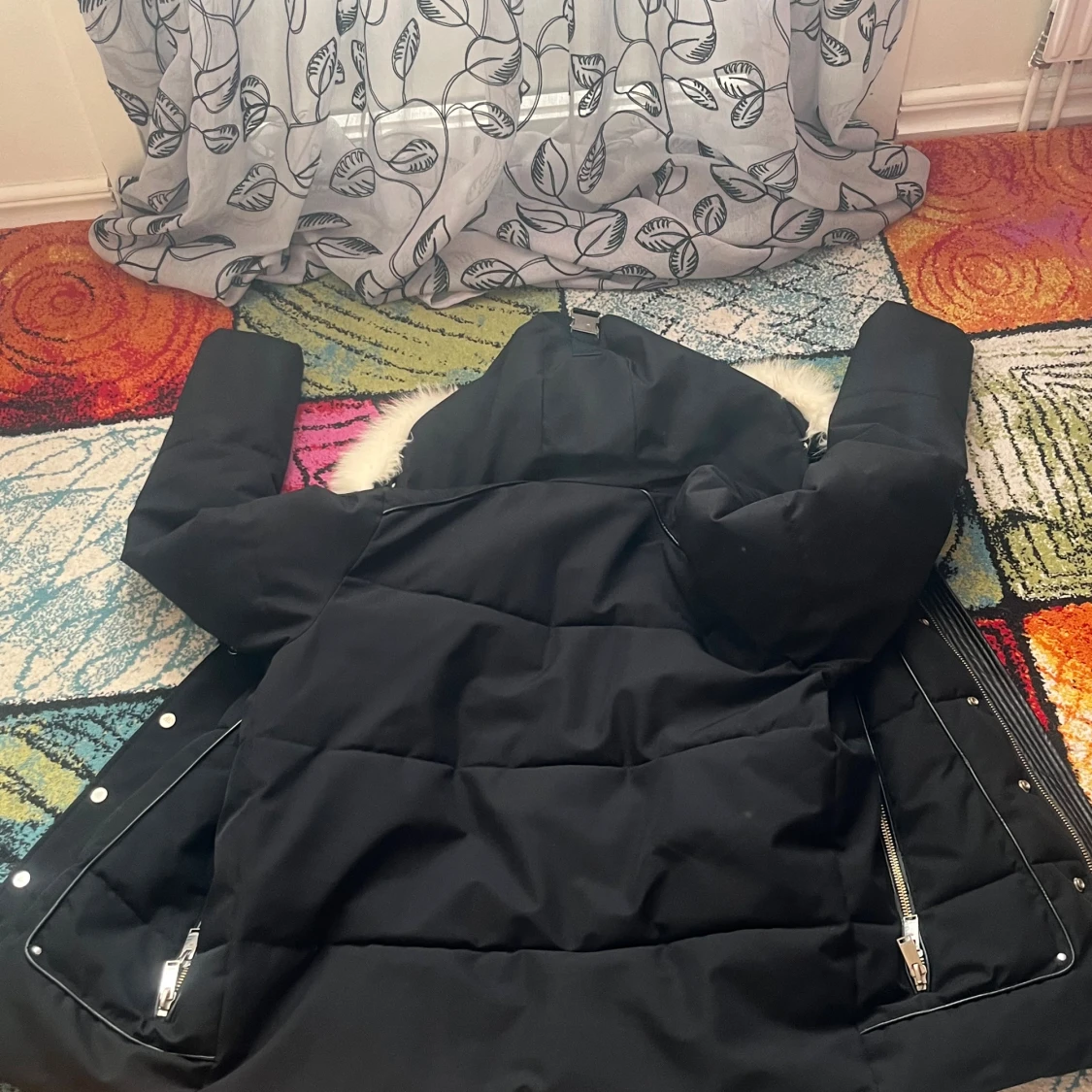 Svart pufferjacka med fuskpäls från Horspist - 3