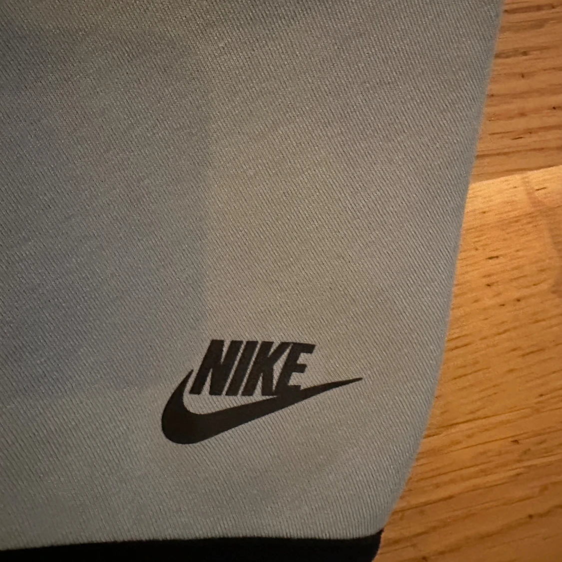 Grå Nike Tech hoodie med svarta dragkedjor - 2