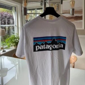Patagonia T-Shirt - Tja, säljer denna feta Patagonia tisha. 10/10 con. Storlek Small MEN sitter som en Medium! Skriv för frågor & funderingar. Priset kan diskuteras