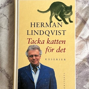 Tacka katten för det - En samling av 33 humoristiska och efterlängtade kåserier där Herman Lindqvist delar med sig av vardagsbetraktelser, familjeliv och dråpliga händelser. Perfekt för dig som gillar skratt, livsglädje och att se det komiska i både det vardagliga och det oväntade.