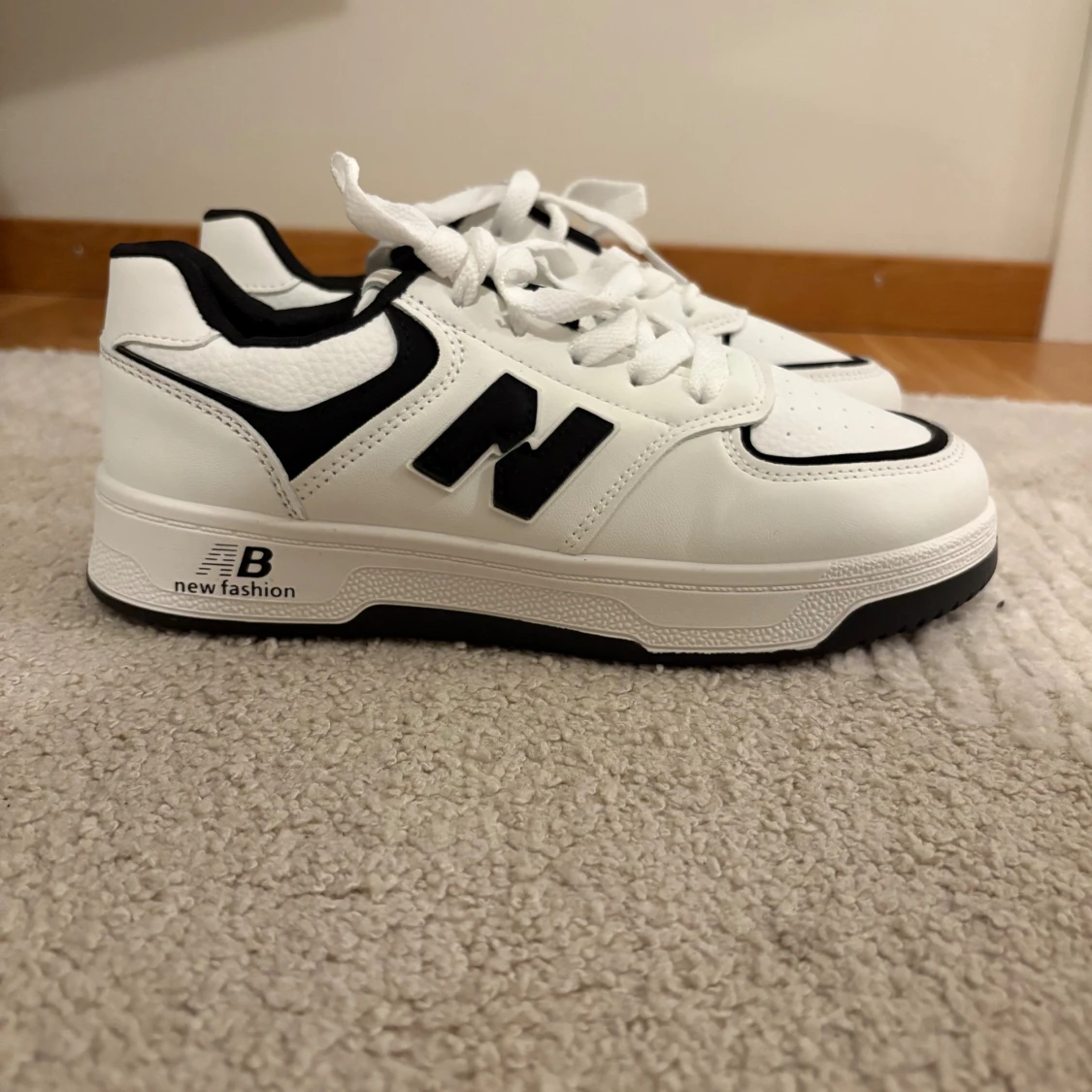Vita och svarta sneakers New Fashion