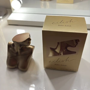 Billie Eilish Eilish EdP 100ml - Eilish by Billie Eilish Eau de Parfum i en unik, skulptural flaska. Volym: 100 ml. Perfekt för dig som vill sticka ut med en ikonisk doft från en av dagens största artister.