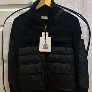 Moncler cardigan  - Sällsynt Moncler cardigan i unik design. Cardiganen är versatile, den är tjock så kan användas för till och med vintern. Den är i bra skick då den är varsamt använt, påse mm finns och medföljer! Vid fler funderingar är det bara att skriva till! ☺️. 