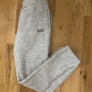Levis mjukisbyxor  - Oanvända. Säg till för 34kr frakt 