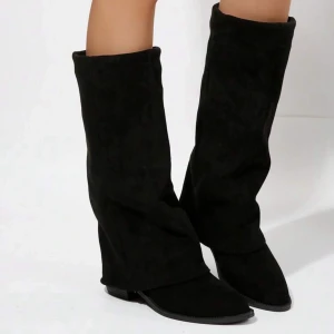 Svarta boots med spetsig tå - Säljer dessa snygga svarta boots som knappt är använda! Storlek 38! 