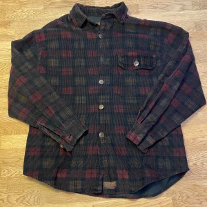 Vintage flanell - Riktigt snygg vintage flanell skjorta med fint mönster och coola knappar. Snygg passform men lite för korta i armarna för mig. De är uppkavlade i bilden (modell 193) men kanske sitter isch 1 cm över min handled.
