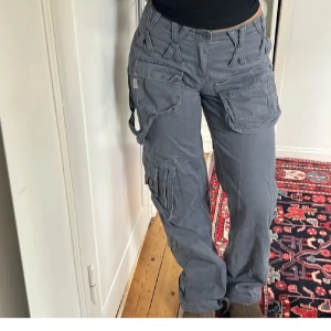 Cargo byxor  - Lågmidjade cargobyxor med detaljer💙väldigt eftertraktade då det är svåra att få tag på! Säljs för runt 2000kr (säljer dessa i storlek S, M och L) Går att bära både med och utan bälte