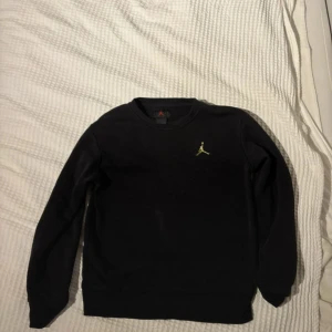 Svart Jordan sweatshirt med gul logga - Jordan sweatshirt svart storlek 147-163 cm 12-13 år. använd men säljer för den blivit för liten väldigt skön och snygg tröja ska sägas ! Skick sparsamt använd och  inga synliga märken eller hål 