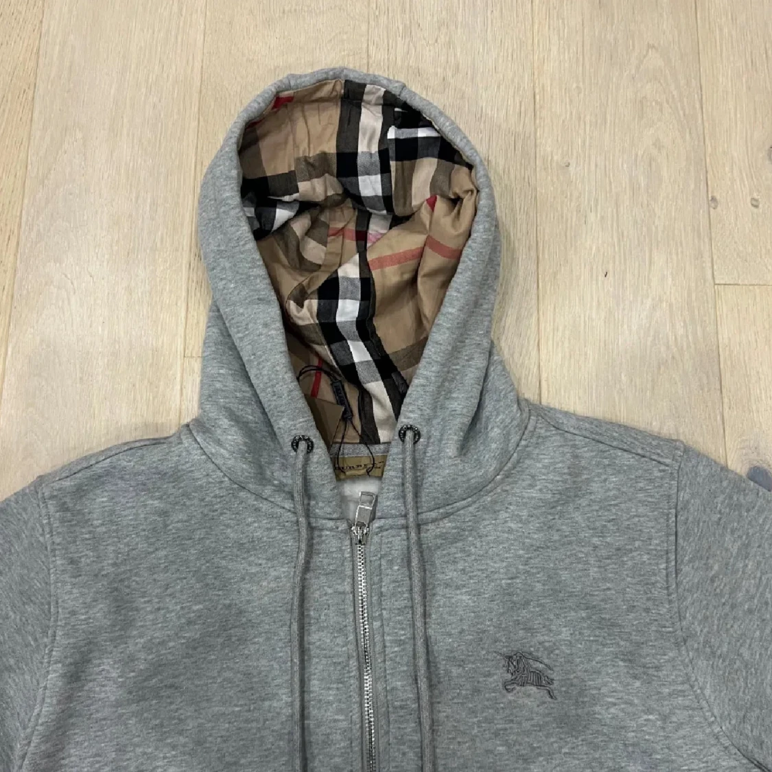 Grå Burberry hoodie med rutig huva - 4