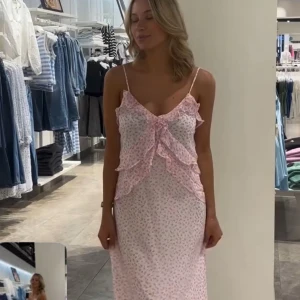 Rosa klänning  - Jättefin rosa klänning från vero moda. Endast använd 2 gånger och i nyskick. Säljs pga att jag upplever den som lite kort på mig som är 182 cm lång 💕 postar oftast samma dag eller dagen efter!