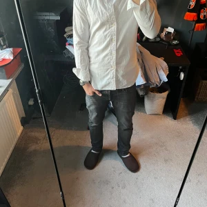 Polo Ralph Lauren skjorta - Vit skjorta från Polo Ralph Lauren i slim fit-modell. Klassisk krage, långa ärmar och knäppning framtill. Broderad logga i vitt på bröstet. Skjortan är tillverkad i bomull och har en stilren och tidlös look. Skriv för mer bilder.