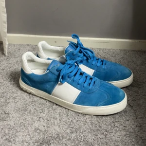 Valentino Flycrew - Tja säljer ett par nästintill nya flycrews i stolrke 46 men passar även 45. Kom gärna med bud😊