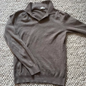 Brun/grå   pikétröja John Henric🙌🤩 - Snygg långärmad piké från John Henric. Storlek S och pris går alltid att diskutera 🙌✅