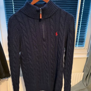 Polo halv zip - Polo Ralph Lauren zip i storleken S och färgen mörkblå till salu. Perfekt för en kall vinter som är påväg även mycket stilig 🫡💸 pssstt priset är ej hugget i sten vid snabbaffärer🫡