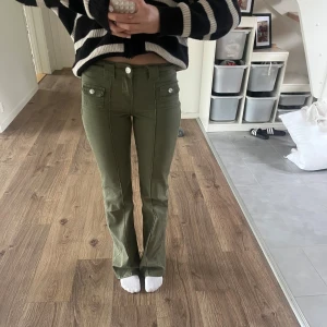 Populära Olivgröna jeans från H&M - Köpte dessa jeans på Plick men råkade köpa fel storlek så därför säljs dem! Har aldrig använts, bara testade. Storlek 32 eller XXS (skulle säga att dem passar en XS). Skriv om ni har frågor eller vill ha fler bilder💗