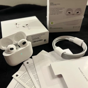 AIRP0DS Gen3 - Helt nya och fina. Funkar som de ska ingen konstigheter med de. Fantastiskt ljudkvalitet och batteri. Hör av er vid intresse 