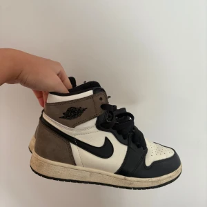 Nike air Jordan  - Köpt begagnat, vet inte om de är äkta eller ej. Storlek 37.5, sparsamt använda. 