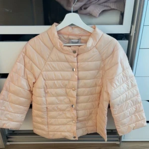 Ljusrosa herno liknande jacka! - Superfin ljusrosa pufferjacka med kort passform. Passar både en S och M bra!💕