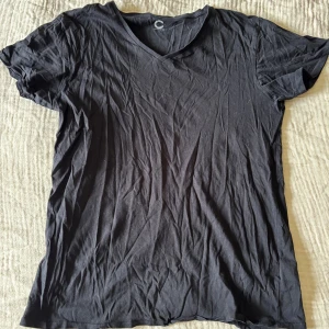 T-shirts  - Enkel svart t-shirts från Cubus i stl M. Inga fläckar och är i bra skick. 