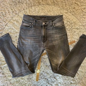 Nudie Jeans  - Ett par riktigt feta jeans från nudie i modellen ”Grim Tim” | Stlk 29/30. Lagning i skrevet                                                     Nypris: 1799kr | Mitt pris: 349kr.                        Hör av dig vid frågor! Mvh, Oskar👌