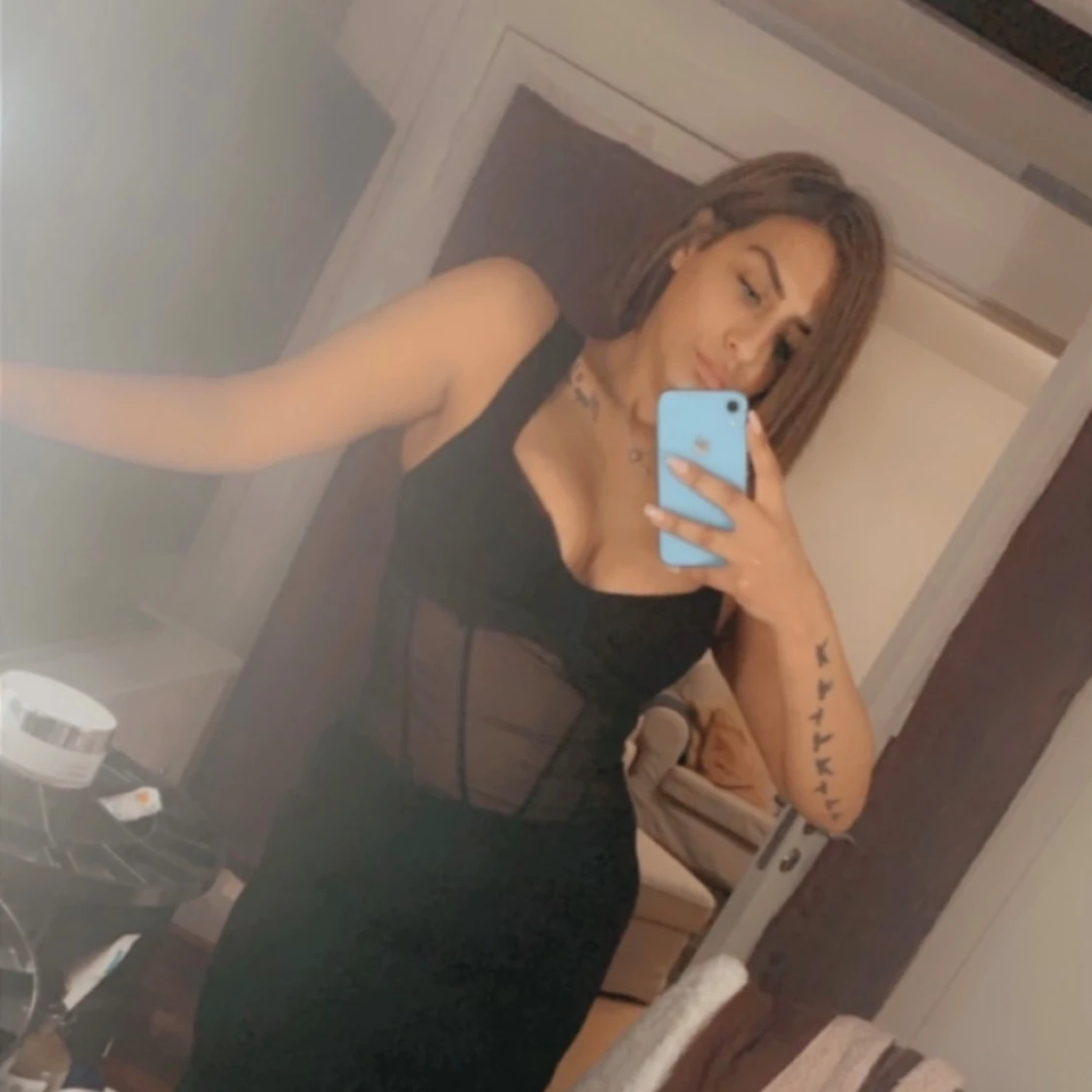 Svart långklänning med meshdetaljer