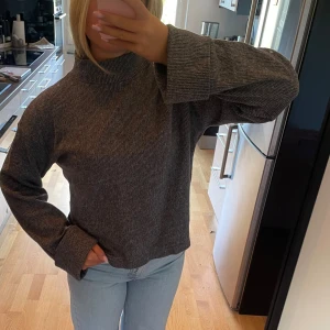 Grå ribbad polotröja  - Grå ribbad polotröja med uppvikta lösa ärmar