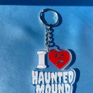 I <3 HAUNTED MOUND - keychain - 1st Acrylic Keychain med HAUNTED MOUND motiv. Alla HAUNTED MOUND beställningar kommer med foto + HAROLD TREE sticker. Alla beställningar kommer med freebies!