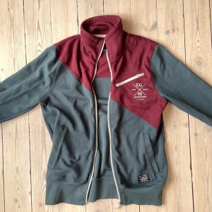 Jack & Jones zipup  - så snygg retro zipup från Jack & Jones som inte kommer till användning💔 Köpt på loppis, är i fint skick bortsett från att ‼️dragkedjan tyvärr är paj‼️ och öppnar sig när man dragit igen den😞  därav lägre pris, skriv vid frågor🌸